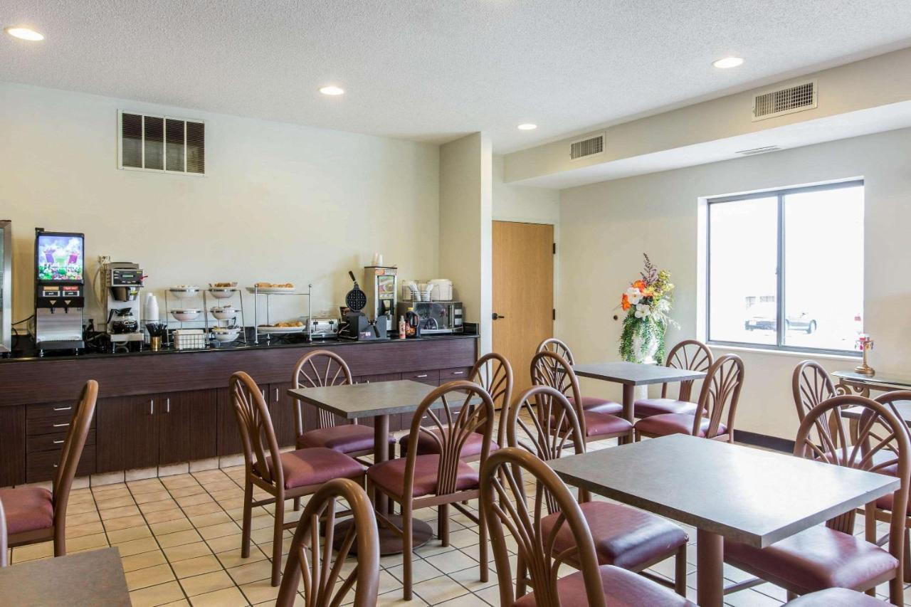 Econo Lodge Inn & Suites Peoria Illinois Экстерьер фото
