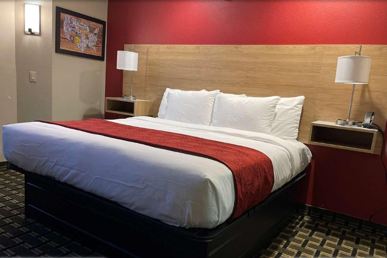 Econo Lodge Inn & Suites Peoria Illinois Экстерьер фото