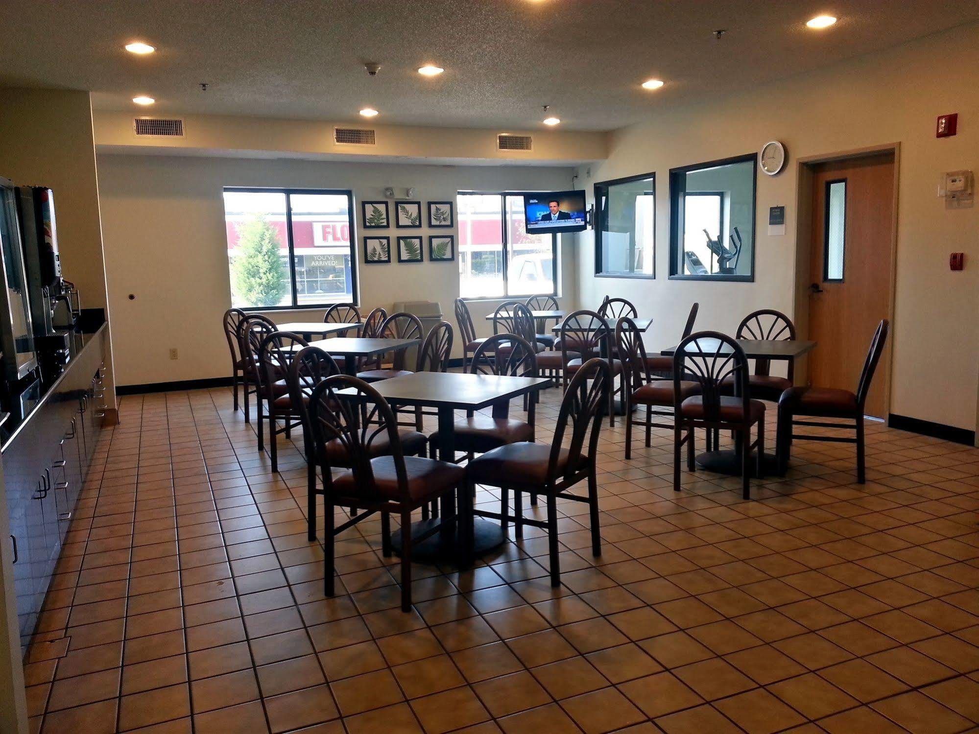 Econo Lodge Inn & Suites Peoria Illinois Экстерьер фото